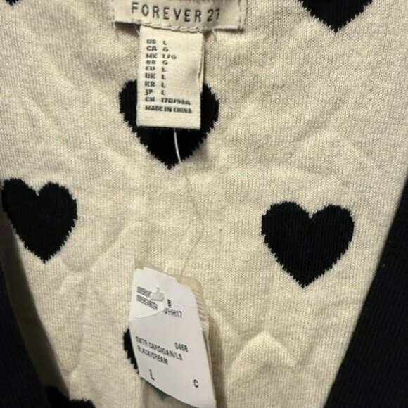 Retro Black & White heart V-neck cardigan sweater - Picture 16 of 16